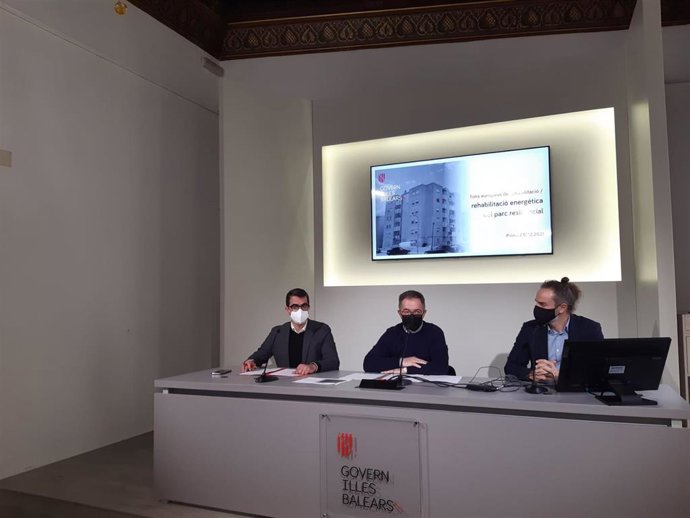 (I-D) El Conseller De Fondos Europeos, Universidad Y Cultura, Miquel Company; El Conseller De Movilidad Y Vivienda, Josep Marí, Y El Director General De Vienda, Eduardo Robsy.