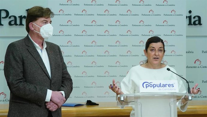 La presidenta del PP de Cantabria, María José Sáenz de Buruaga, y el portavoz de Ganadería de los 'populares' en el Parlametno regional, Pedro Gómez