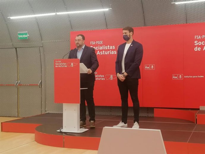 Rueda de prensa del secretario general de la FSA-PSOE y presidente del Principado, Adrián Barbón, y el secretario LGTBI de la Comisión Ejecutiva Federal del PSOE, Víctor Gutiérrez.