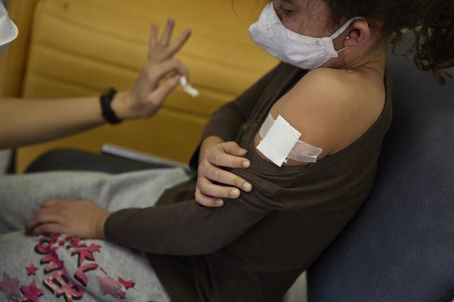 Una niña recibe una dosis de la vacuna contra el Covid-19, en el Hospital La Paz, a 15 de diciembre de 2021, en Madrid (España). Hoy comienza en toda España la vacunación contra el Covid-19 para niños de entre 5 y 11 años. El intervalo entre dosis será de