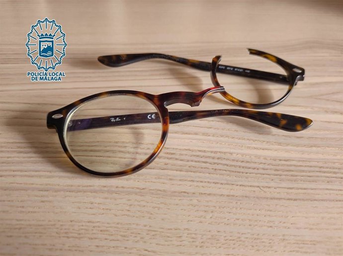 Estado de las gafas del agredido tras uno de los puñetazos propinados por los asaltantes