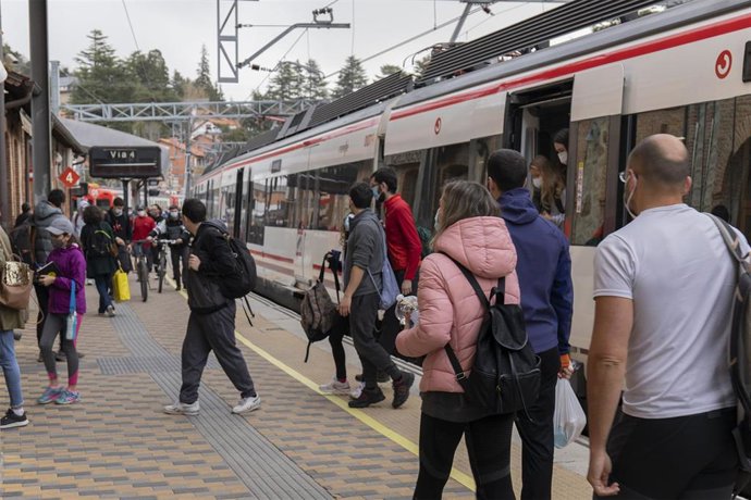 Archivo - Varias personas salen de un tren de Cercanías en la Estación de Renfe de Cercedilla durante el primer día del puente de Semana Santa, en Cercedilla, Madrid (España), a 1 de abril de 2021. 