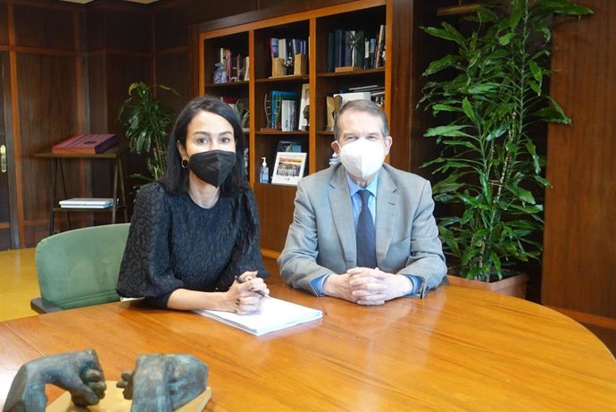 La secretaria de Estado de Transporte, Isabel Pardo de Vera, y el alcalde de Vigo, Abel Caballero.