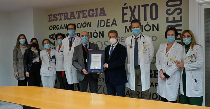 El Gerente Del Área De Salud I Murcia-Oeste, Francisco Soriano, Recibe El Certificado Aenor De Gestión De Calidad ISO 9001 Que Ha Obtenido El Servicio De Cirugía Cardiovascular Del Hospital Clínico Universitario Virgen De La Arrixaca