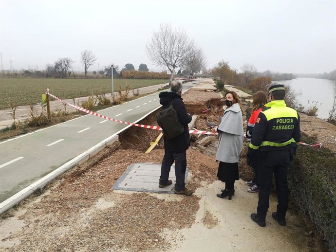 La consejera municipal de Servicios Públicos y Movilidad del Ayuntamiento de Zaragoza, Natalia Chueca, ha visitado este viernes el punto más afectado junto al camino de Monzalbarba