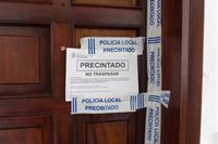 El alcalde dice que el desalojo del Don Pepe ha sido "pacífico" y los vecinos irrumpen en el Ayuntamiento de Sant Josep