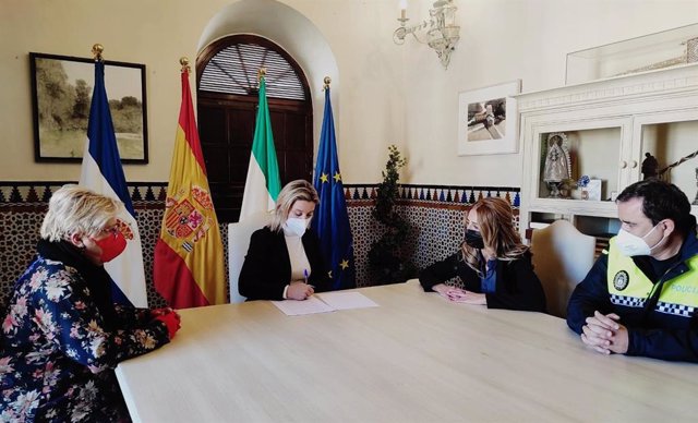 La alcaldesa de Alcalá de Guadaíra (Sevilla), Ana Isabel Jiménez, ha renovado este viernes el protocolo de permanencia de la Policía Local en el Sistema de Seguimiento Integral de los Casos de Violencia de Género.