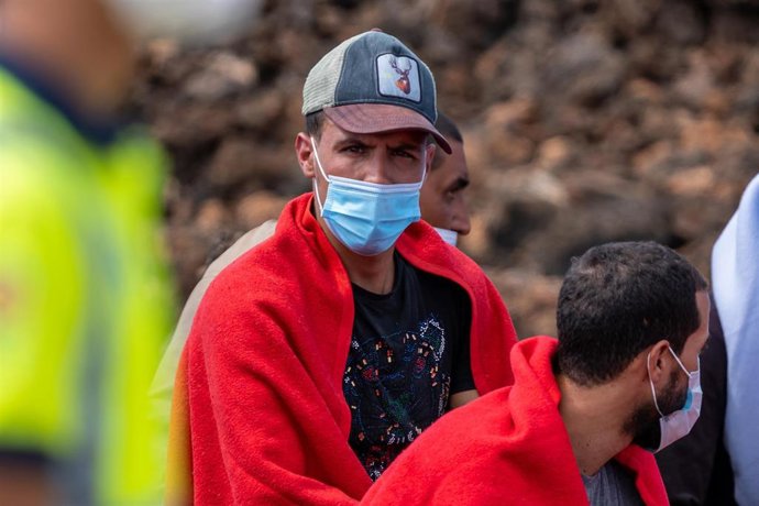 Archivo - Un migrante descansa en una zona cercana a los Jameos del Agua en la isla de Lanzarote tras ser rescatada su patera a 14 de septiembre de 2021. La patera, la quinta en lo que va de jornada, ha sido localizada este martes al mediodía en el nort