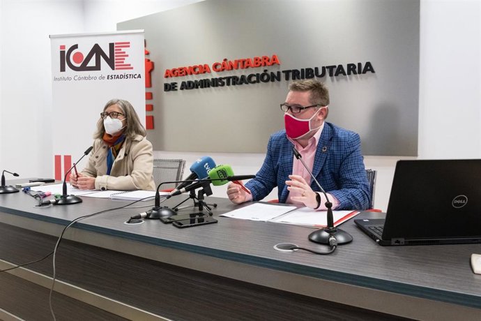 El director del ICANE, Héctor Sánchez; y la directora general de Igualdad, Consuelo Gutiérrez, presentan el estudio 'Mujeres y hombres desde una perspectiva de género'.