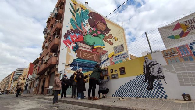Personas mayores del Cabanyal plasman en un mural la historia de supervivencia del barrio