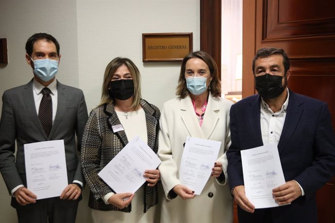 Los diputados Sergio Sayas (UON), Cuca Gamarra (PP) y Miguel Gutiérrez, con la madre de Marta Calvo (segunda por la izquierda)