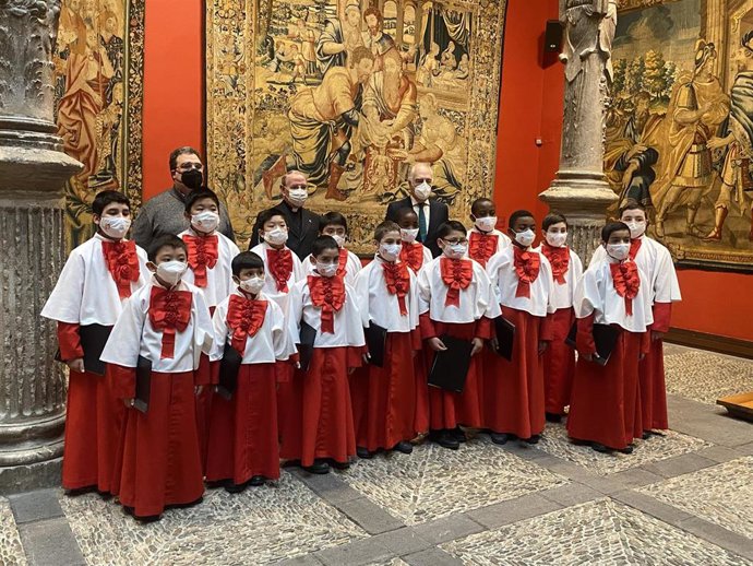 La magia de la Navidad llega en forma de villancicos a Ibercaja con el concierto de los 'Infanticos del Pilar'.