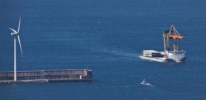 Archivo - Llegan al Puerto de Bilbao las palas de los aerogeneradores para el parque eólico que construye Iberdrola en Aragón