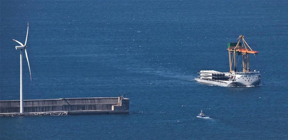 Archivo - Llegan al Puerto de Bilbao las palas de los aerogeneradores para el parque eólico que construye Iberdrola en Aragón