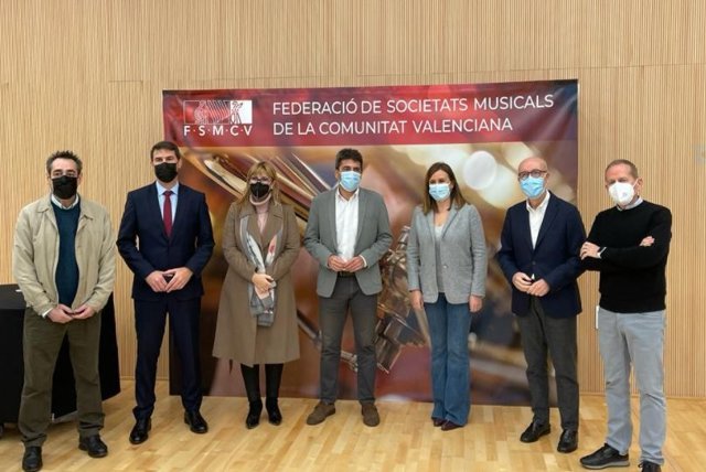 El presidente del PPCV, Carlos Mazón, y la secretaria general, Maria José Catalá, durante su visita a la Alquieria Julià-Casa de la Música.