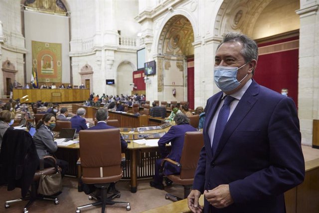 El Senador electo, Juan Espadas, sonríe durante la designación como Senador por la comunidad autónoma andaluza, a 15 de diciembre de 2021 en Sevilla (Andalucía, España)