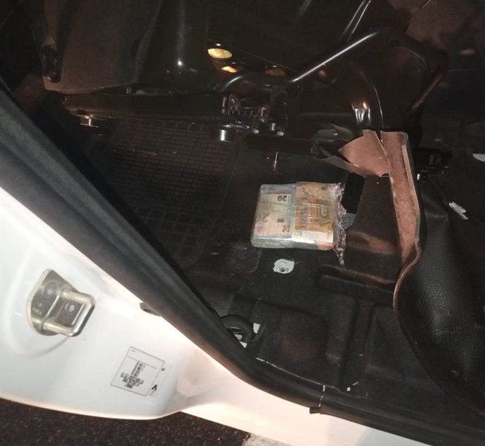 La Guardia Civil incauta 44.000 euros ocultos en dos vehículos en la A-4.