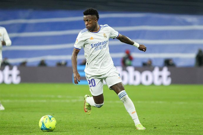 El jugador del Real Madrid Vinicius Junior controla el balón durante el encuentro ante el Atlético de Madrid deLaLiga Santander.