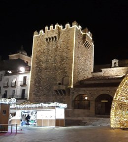 La Plaza Mayor de Cáceres luce una iluminación especial en Navidad por los 35 años como Patrimonio de la Humanidad