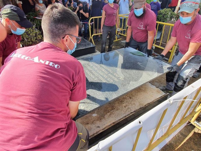 Exhumación de una de las fosas en el cementerio de Paterna