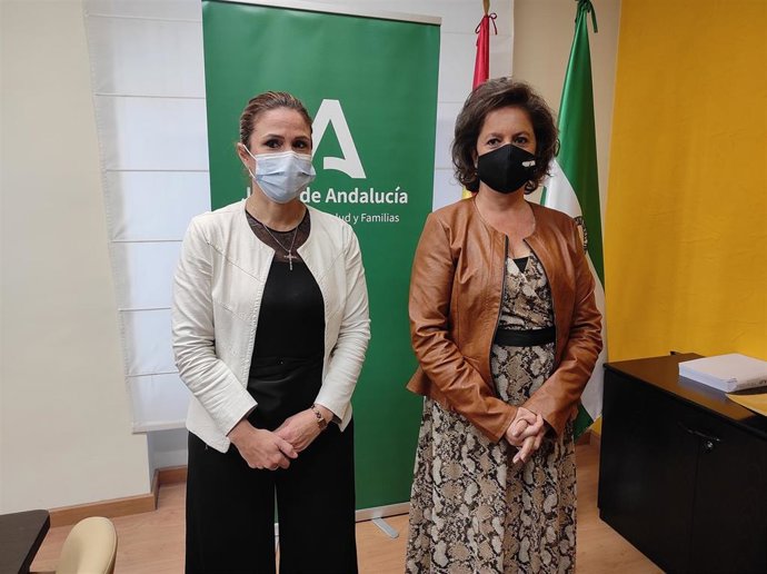 Catalina García (d), junto a la delegada territorial de Salud, Trinidad Rus.