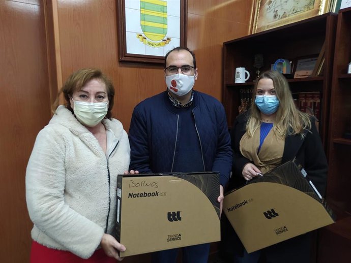 La diputada delegada de Innovación, Municipios Inteligentes e Innovación Digital de la Diputación de Cádiz, Isabel Gallardo, durante su visita a Bornos.