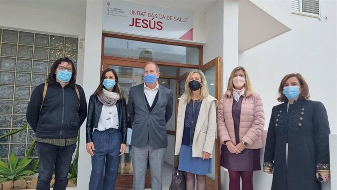La consellera de Salud y Consumo, Patricia Gómez, durante su visita a la Unidad Básica de Jesús, en Ibiza.