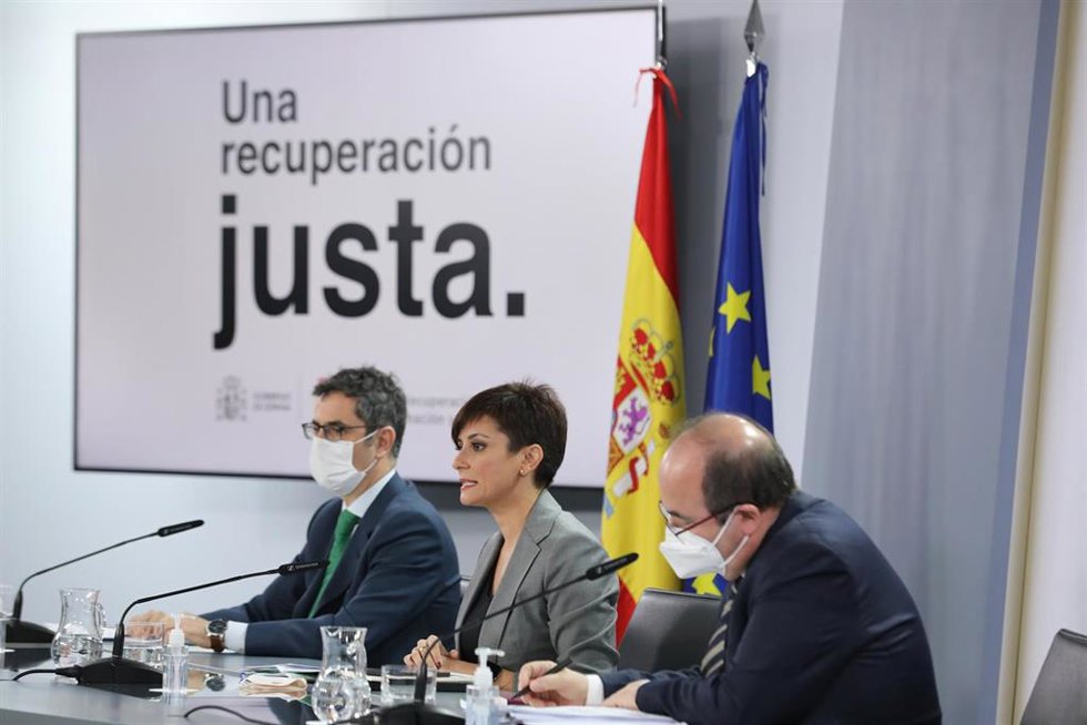 (I-D) El ministro de la Presidencia, Relaciones con las Cortes y Memoria Democrática, Félix Bolaños; la ministra Portavoz, Isabel Rodríguez; y  el ministro de Cultura y Deporte, Miquel Iceta, comparecen tras la reunión del Consejo de Ministros extraordi