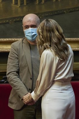 El secretario general de CCOO, Unai Sordo (i), y la vicepresidenta segunda y ministra de Trabajo y Economía Social, Yolanda Díaz (d), en la gala de entrega de distinciones del Consejo General de Graduados Sociales de España