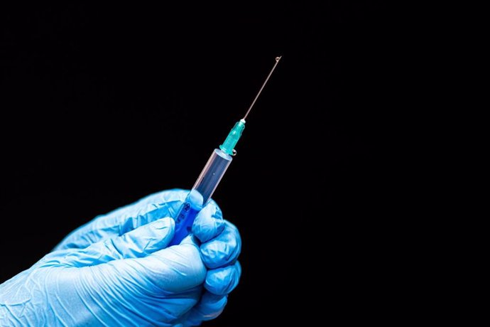 Archivo - 11 March 2021, Austria, Schwaz: A medic prepares a COVID-19 vaccine jab during a vaccination campaign that offers all residents in the Schwaz district a coronavirus jab.