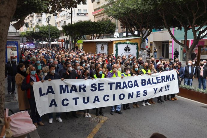 Manifestación en Almería para pedir actuaciones urgentes ante regresión del litoral de Balerma, en Almería