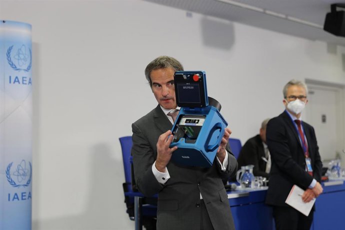 El director general de la AIEA, Rafael Grossi, enseña una cámara de seguridad en rueda de prensa