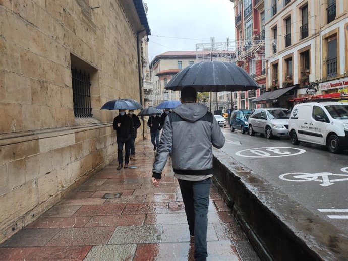 Calles de Oviedo en un día de lluvia. Lluvia en Oviedo, gente con paraguas.
