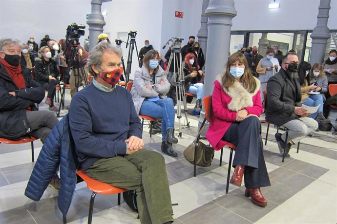 La consejera de Sanidad de Aragón, Sira Repollés, en la presentación del nuevo cabezudo de la Comparsa de Las Fuentes dedicado al director del Centro de Coordinación de Alertas y Emergencias Sanitarias, Fernando Simón, quien también asiste al acto.