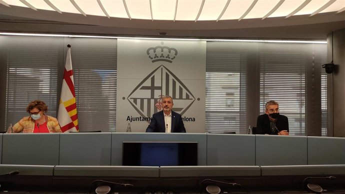 Archivo - La concejal de Comercio, Mercados, Consumo y Régimen Interior e Hacienda de Barcelona, Montserrat Ballarín; el primer teniente de alcalde, Jaume Collboni, y el concejal de Presidencia y Presupuestos, Jordi Martí, en rueda de prensa. - Archivo