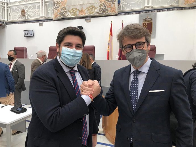 El presidente de la Región de Murcia, Fernando López Miras, estrecha la mano del consejero de Economía, Hacienda y Administración Digital, Luis Alberto Marín