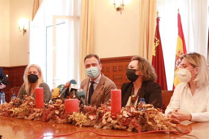 El consejero de Presidencia, Turismo y Deportes, Marcos Ortuño, y la presidenta de la Autoridad Portuaria, Yolanda Muñoz, junto con la concejala de Turismo de Cartagena, Cristina Pérez (d), y la CEO Cruise News Group, Virginia López