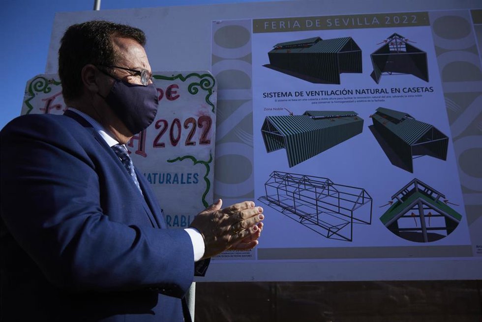El delegado de Fiestas Mayores del Ayuntamiento de Sevilla, Juan Carlos Cabrera, ha presentado el nuevo sistema de ventilación que tendrán las casetas para evitar la propagación del covid.