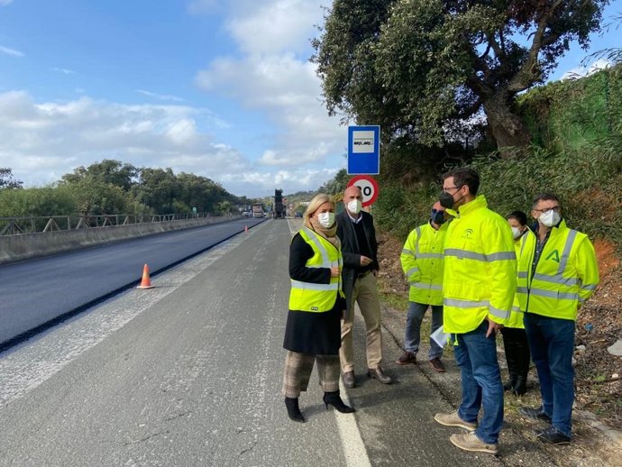 La subdelegada del gobierno de la Junta de Andalucía en el Campo de Gibraltar, Eva Pajares, durante su visita a las obras que se están realizando en la carretera A-2100.