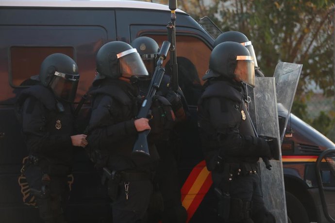 Policías cargan con los manifestantes en la novena jornada de la huelga del metal en el barrio del Río de San Pedro en Puerto Real a 24 de noviembre 2021 en Puerto Real (Cádiz)
