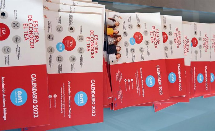 La Diputación colabora con la Asociación Autismo Málaga con la impresión de 500 calendarios solidarios