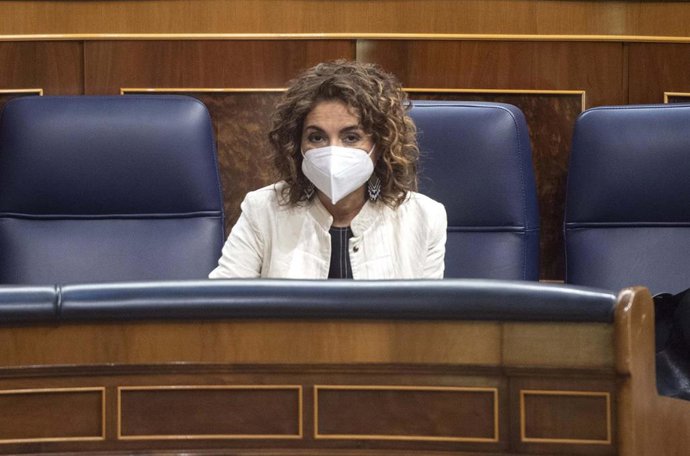 La ministra de Hacienda, María Jesús Montero, en una sesión plenaria en el Congreso de los Diputados.