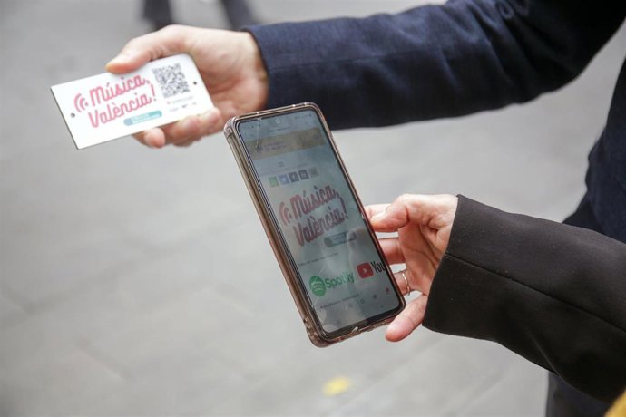 Archivo - El Ayuntamiento instala códigos QR en parques y edificios municipales para promover la música en valenciano