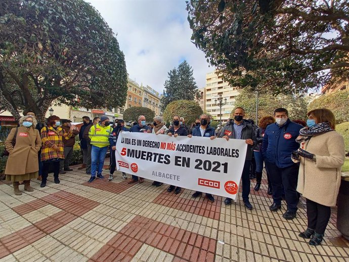 CCOO y UGT salen a la calle para condenar las últimas muertes de trabajadores en la provincia de Albacete.