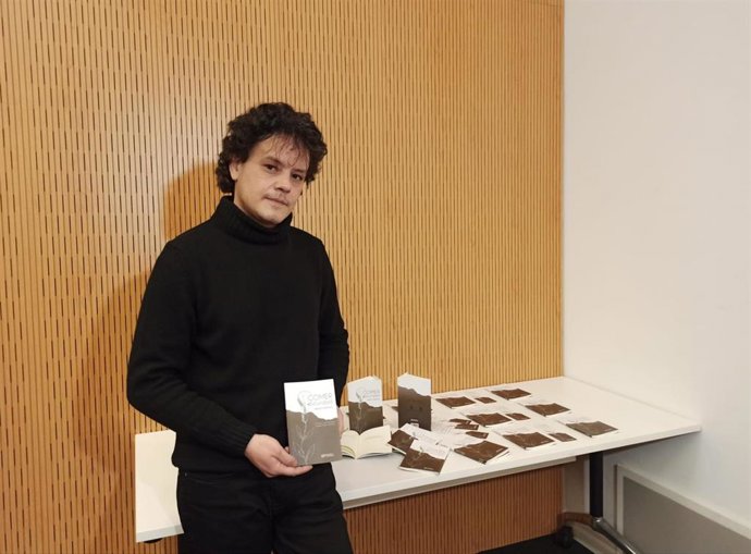 Adolfo González¡, poeta asturiano, recoge el premio de aforismos de la Fundación Rafael Pérez Estrada