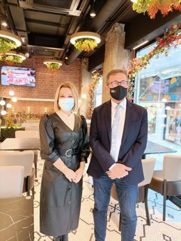 El delegado de Turismo de la Junta en Granada, Gustavo Rodríguez, visita uno de los establecimientos de 'La Cueva de 1.900'.