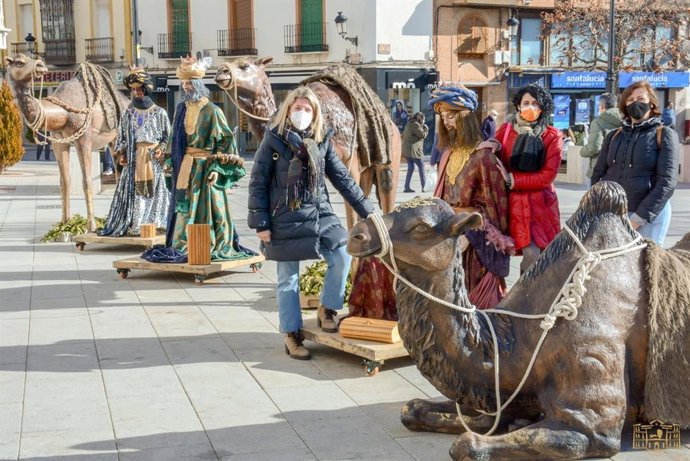 Vuelve a la plaza de España el nuevo conjunto escultórico del Belén de Tomelloso.
