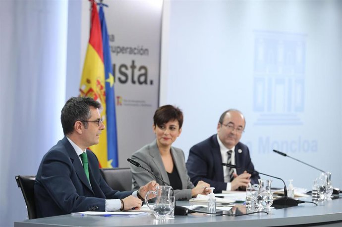 (I-D) El ministro de la Presidencia, Relaciones con las Cortes y Memoria Democrática, Félix Bolaños; la ministra Portavoz, Isabel Rodríguez; y el ministro de Cultura y Deporte, Miquel Iceta, comparecen tras la reunión del Consejo de Ministros extraordin