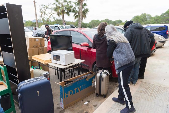 Varios vecinos sacan sus enseres a la calle durante el desalojo forzoso de las familias que viven en los apartamentos Don Pepe.