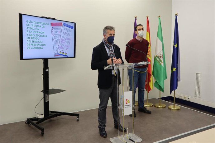 Sánchez interviene en la presentación de la guía junto a López.